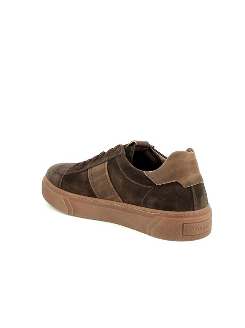 sneakers da uomo in camoscio marrone con dettagli vintage e fondo a contrasto NERO GIARDINI | I500951U300